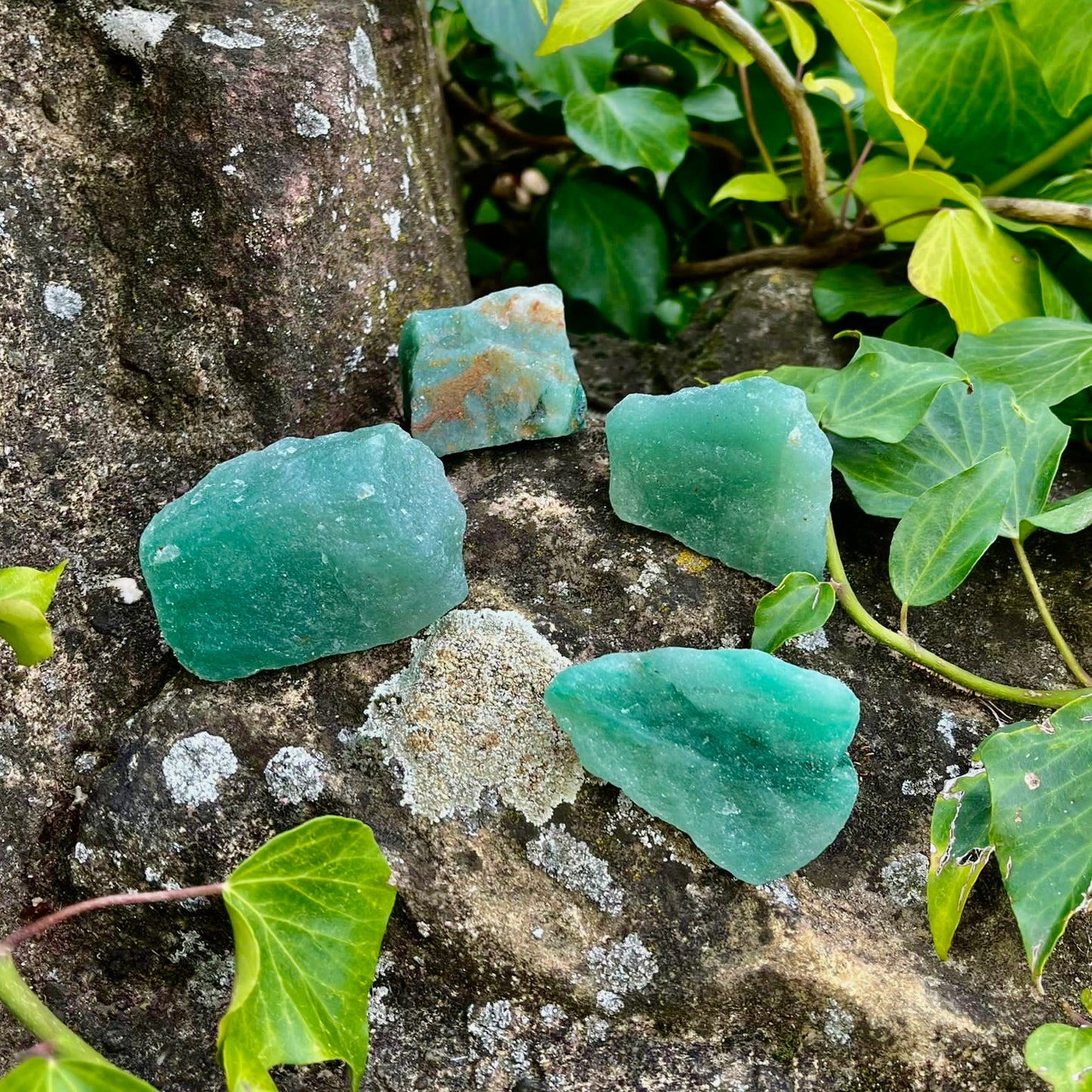 GREEN QUARTZ rough stone